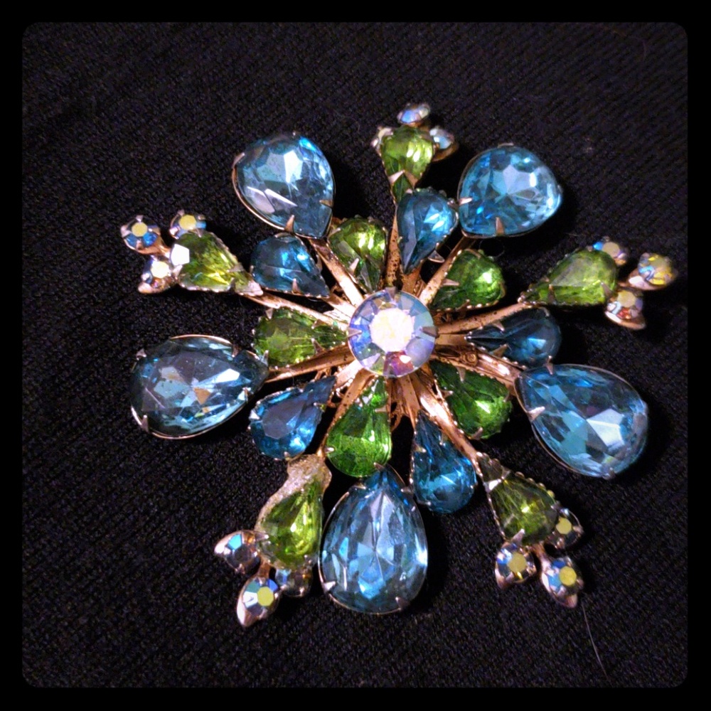 Classic broach